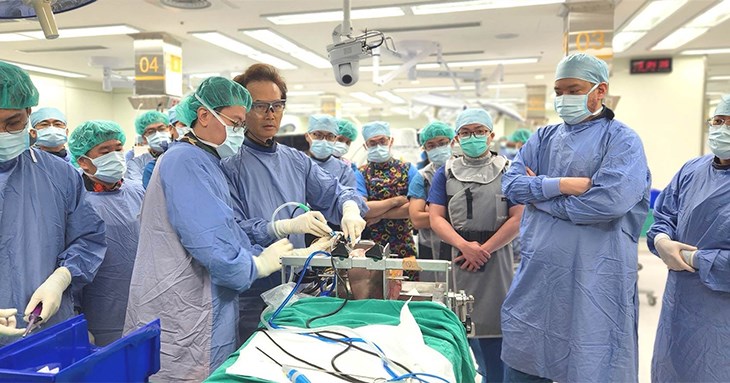 「第四屆亞洲髖關節鏡醫學會」於林口長庚醫院研究大樓舉行,詹益聖向與會學員示範並指導髖關節鏡手術,並且首次納入髖關節鏡大體手術實作教學。(圖片提供/長庚醫院)