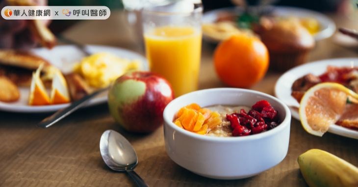 早餐要吃得好，最重要的是營養均衡。最好包含5大營養元素，包括穀類、蛋白質、青菜、水果、肉類等。