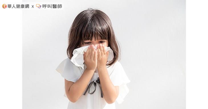 學齡前的孩子，會開始出現經常性鼻塞、鼻子癢、打噴嚏等過敏性鼻炎症狀，除了塵蟎、空氣汙染外，二手菸、動物的毛髮、戶外花粉、壁癌、蟑螂也是常見的誘發原因。