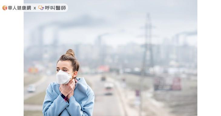 除了空氣污染和懸浮微粒之外，與肺腺癌關聯性較大的危險因子，還包括肺癌家族史、化學元素砷與氡、石綿瓦、油煙與和二手菸等。