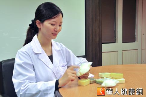 書田診所皮膚科主治醫師徐嘉琪表示，母乳皂並非謠傳的質地中性溫和，它仍然是偏鹼性的「皂類」！（攝影／黃子倫）