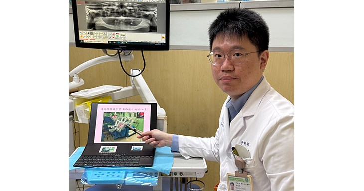 雙和醫院口腔醫學部口腔外科邵孔昱醫師與口腔癌患者說明治療計畫,安排以達文西機械手臂進行淋巴廓清術。(圖片提供/雙和醫院)