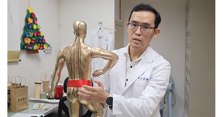 員榮醫院員生院區中醫部呂彥樟醫師解說,如何矯正患者的足踝、小腿、髖、骨盆、腰部及背部。(圖片提供/員榮醫院)