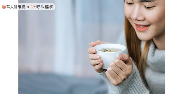 跨年夜的孤單感不必急著消除,而是值得被理解與溫柔對待,有時安靜陪伴自己也是重要的成長。