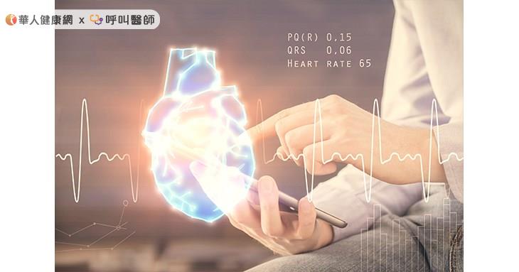 正常運動後雖會心跳加快,但節律仍規律;若是心房顫動發作,患者往往會感覺胸口像被亂敲鼓般忽快忽慢,甚至出現「跳拍、漏拍」的不適感。