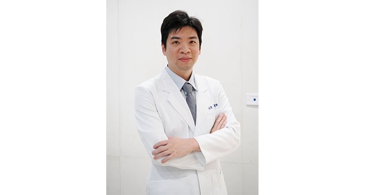 岡山諾貝爾眼科診所執行院長陳冠博醫師是「德國蔡司老花專家」,具有專業豐富經驗,可以為深受白內障與老花困擾的患者提供合適的老花解決方案,重拾良好「視」覺得品質。(圖片提供/診所)