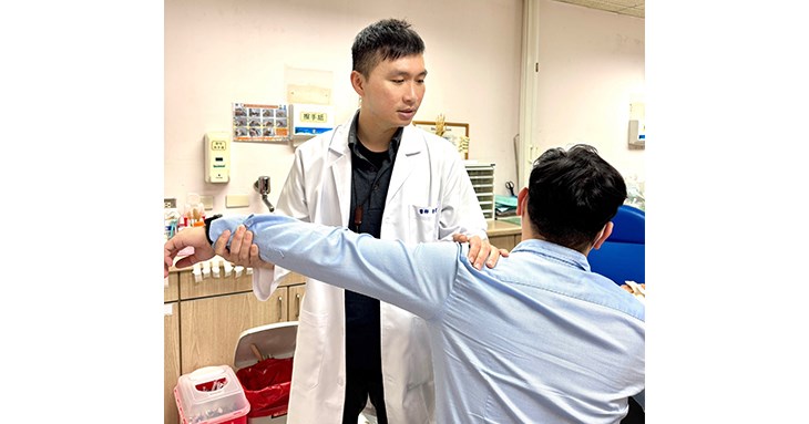 骨科醫師李智堯正在為患者進行「被動關節活動測試」。(圖片提供/臺北市立聯合醫院)