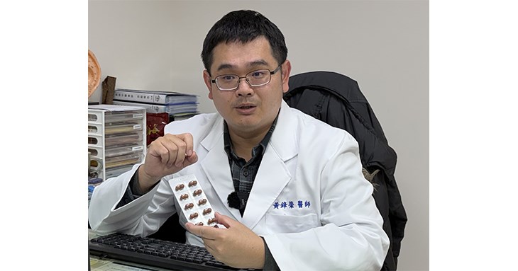 員榮醫療體系中醫部黃鋒榮醫師解釋麁鹿二仙膠,除能改善骨質疏,還能大補氣血。(圖片提供/員榮醫院)
