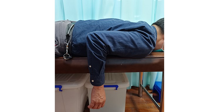 肩胛骨活動(圖片提供/衛生福利部南投醫院)