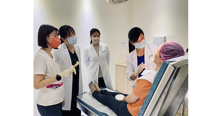 黃昭瑜主任提醒,玻尿酸注射雖屬於微整形,但仍是醫療行為。理想的治療應以自然比例與整體和諧為目標,而非追求「填越多越好」。(圖片提供/仁愛長庚合作聯盟醫院(大里仁愛醫院))