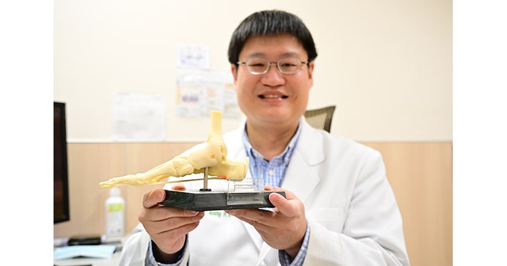 黃仁廷說明,痛風是一種與代謝異常相關的慢性疾病,主要成因為體內尿酸生成過多,或腎臟排泄功能不足,導致尿酸在血液中累積,當急性發作時,常出現關節紅、腫、熱、痛症狀,若長期未妥善控制,便會進展為慢性痛風,尿酸逐漸在關節處累積形成痛風石,增加破裂與感染風險。(圖片提供/亞大醫院)
