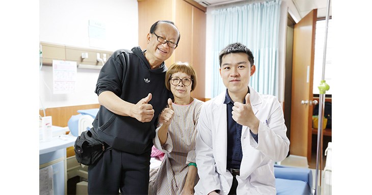 羅東博愛醫院心臟血管外科鄧穩莊醫師與醫療團隊為救治周小姐,展開精密重建手術,成功置換這顆隨時會引爆的「不定時炸彈」,讓周小姐平安康復返港過年。(圖片提供/羅東博愛醫院)