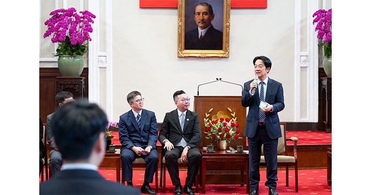 驗光師公會全國聯合會與驗光師全聯會、驗光生全聯會,以及全國十二所大專院校視光系主任、副主任,並偕同各縣市公會理事長,於3月23日共同進入總統府向總統當面報告「2026台灣視覺健康政策白皮書:建構全齡視光照護網」。(圖片提供/驗光生公會全國聯合會)