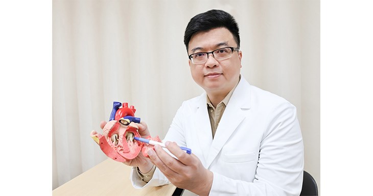 蘇彥伯醫師補充,目前經導管瓣膜緣對緣修補術(TEER)已可應用於二尖瓣與三尖瓣逆流的高手術風險族群,心臟瓣膜發生病變的患者應由心臟內外科共同評估最適合的治療策略。(圖片提供/國泰綜合醫院)