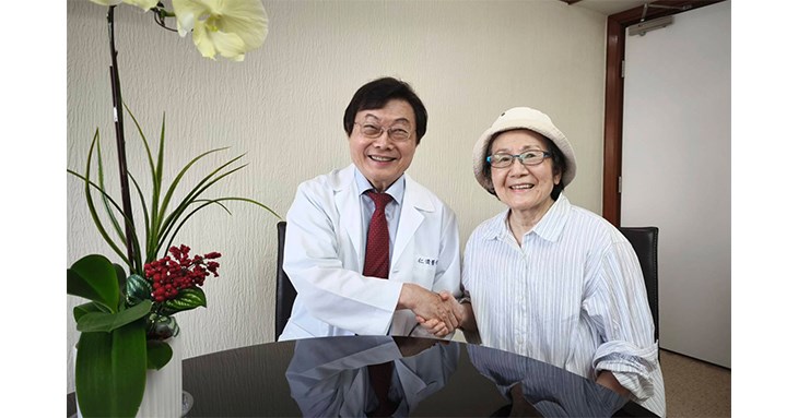 跨海返台就醫的高齡罹乳癌婦感謝仁濟醫院院長林水龍醫師的細心治療。(圖片提供/台北仁濟院)