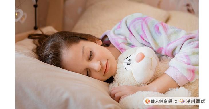 依年齡不同,兒童所需的睡眠時間亦有所差異,例如學齡前兒童約需10–13小時,學齡兒童約需9–12小時,家長可依此作為參考,協助孩子獲得適當的睡眠時數。