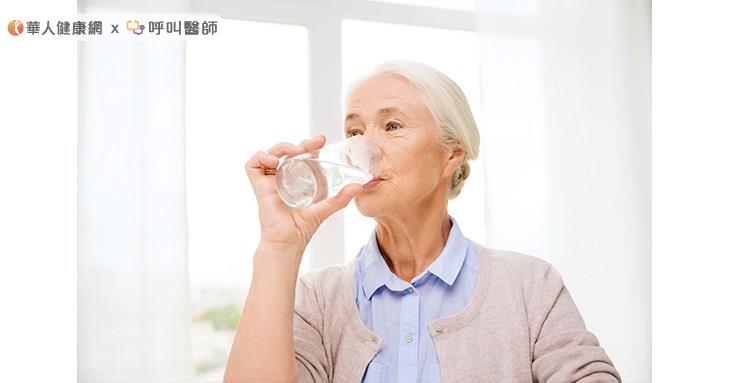 長輩對口渴的感覺比較遲鈍,常在不知不覺中少喝了水,當身體輕微脫水、血液量不足,流向大腦的血液變少,大腦就容易「當機」產生急性混亂,出現眼神呆滯或答非所問的狀況。