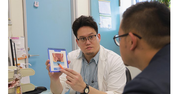 新竹馬偕紀念醫院大腸直腸外科黃暐聖醫師提醒,若出現排便出血、肛門疼痛、腫塊脫出或異物感等症狀,應及早就醫檢查,避免延誤治療。(圖片提供/新竹馬偕醫院)