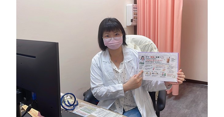 翁靖惠醫師強調:「HOMA-IR 數值就是你的個人化代謝飲食指南。數值漂亮的人有本錢享受點心;數值超標的人,連喝含糖飲都是在對胰臟課重稅。」(圖片提供/衛生福利部新營醫院)