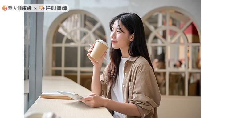 剛起床時身體本來就會自然分泌皮質醇,太早喝咖啡可能讓身體更亢奮;可以先喝水、吃早餐,再安排咖啡時間。