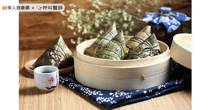 粽子於室溫下放置超過2小時,即可能進入細菌快速繁殖期,若出現牽絲、異味等變質跡象應立即丟棄;吃不完的粽子應儘速冷藏,2天內食用者置於5℃以下冷藏保存,超過2天則建議直接冷凍,以確保食品安全。