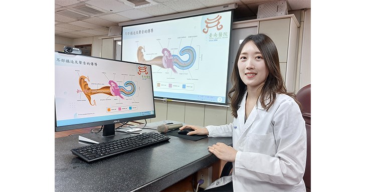 衛福部臺南醫院黃奕婷醫師表示,慢性中耳炎是指中耳腔持續發炎超過三個月,常伴隨耳膜穿孔,常見症狀包括耳朵流膿及聽力逐漸下降。(圖片提供/衛福部臺南醫院)