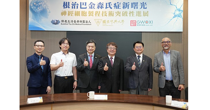 慈濟創研中心技術長張嘉佑博士(左二)代表團隊參加在興大舉辦的記者會,分享「即用型」iPSC 神經球研究成果。(圖片提供/花蓮慈濟醫院)