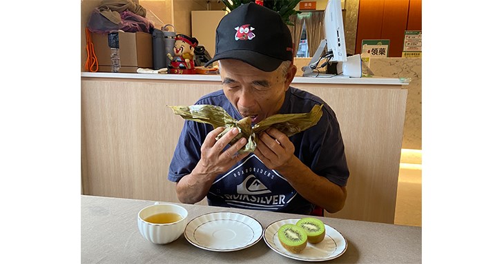 呂昀珊醫師提醒:對於牙口退化、口腔肌力不足或吞嚥功能下降的長者而言,糯米製成的粽子因黏性高,所以一定要充分咀嚼,小口吞嚥,避免造成噎塞,引發危及生命的意外。(圖片提供/茂盛醫院)