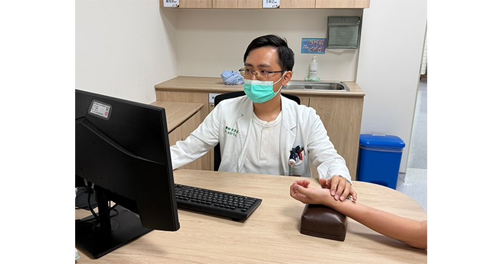 郭彥碁醫師提醒,若長期出現胃灼熱、胃酸逆流等症狀,切勿自行長期服用成藥或進補,應由專業醫師評估體質,從飲食、作息與壓力管理多方面調整,才能避免症狀反覆上門。(圖片提供/光田綜合醫院)