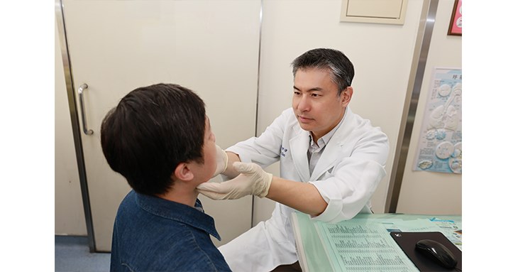 童醫院耳鼻喉部陳世偉主任診視(非個案本人)。(圖片提供/童綜合醫院)
