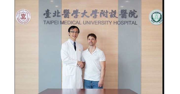 新式微創補齦補骨技術,依照病人狀況採取分區、分階段治療策略,除了恢復外觀,更兼顧功能與長期穩定性。為來自加拿大的患者Kelly解除長期牙齦嚴重萎縮所苦。(圖片提供/北醫附醫)