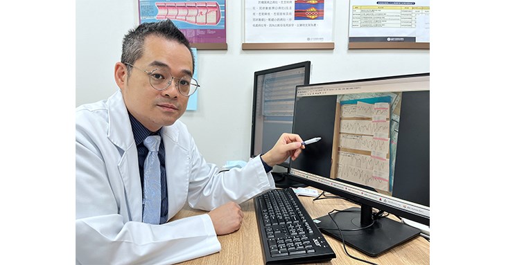 心臟內科曾敏昇醫師透過心電圖揪出布魯格達氏症候群,當心臟肌肉裡的鈉離子通道不正常放電,導致發出的電訊異常,會出現致命性心搏過速與心跳異常。(圖片提供/光田醫院)