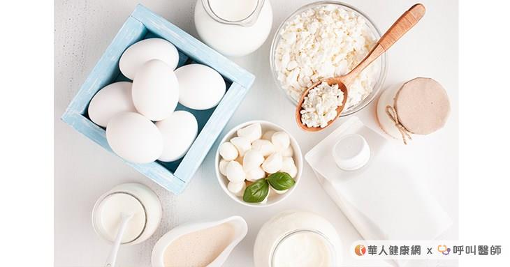 蛋白質攝取仍應優先來自原型食物,例如豆魚蛋肉類、乳品與豆製品。若三餐已能吃到足夠蛋白質,可視情況補充蛋白飲。
