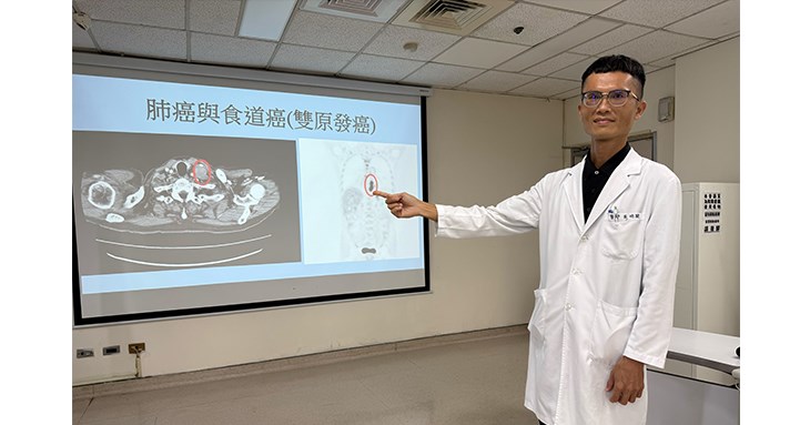 吳明駿醫師說明,食道癌(筆指處)高居國人十大死因的第九名,與肺癌的高風險因子都跟菸酒有關。(圖片提供/衛生福利部臺中醫院)