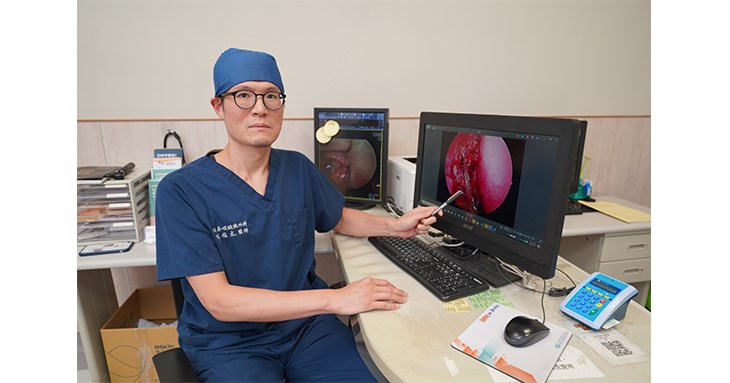 耳鼻喉科主任陳俊志指出,一旦鼻淚管系統發生阻塞,淚水無法順利排出,會在眼睛表面累積,形成「溢淚」現象,出現持續流淚、視力模糊、分泌物增加,甚至紅腫疼痛等不適症狀。(圖片提供/中國醫藥大學新竹附設醫院)