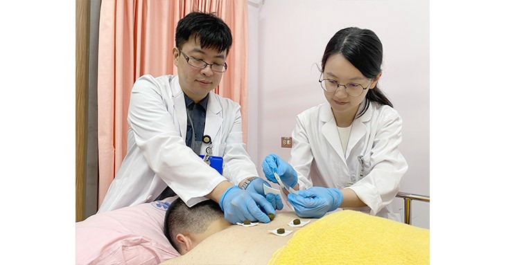 研究數據顯示,三伏貼能有效改善過敏性鼻炎症狀,對於有呼吸道疾病(如過敏性鼻炎、感冒、鼻炎、扁桃腺炎、支氣管炎、肺炎、中耳炎及氣喘)的病人,三伏貼治療能改善症狀並提升生活品質。(圖片提供/臺中榮總醫院)