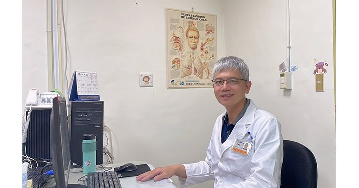 翁群超醫師提醒,若出現耳悶、聽見自身呼吸聲、回音等症狀,應儘速至耳鼻喉科就醫,透過內視鏡檢查評估耳咽管功能,並排除突發性耳聾等急症。(圖片提供/衛生福利部新營醫院)
