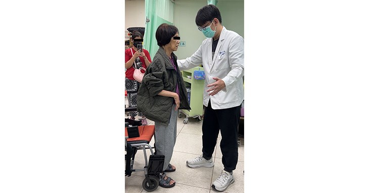 中風病人的康復並非單靠單一治療,而是仰賴醫療團隊、病人及家屬共同努力。(圖片提供/台南市立醫院)