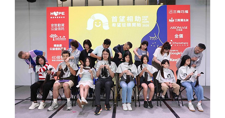 參與活動的捐髮者中,15歲以下者占了一半,除了曾歷經癌症治療的癌友、陪伴家人抗癌的照顧者,也有許多長期投入公益的民眾。(圖片提供/癌症希望基金會)