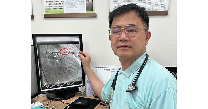 黃鴻儒醫師說明心導管影像,指出心肌梗塞阻塞位置。(圖片提供/光田醫院)