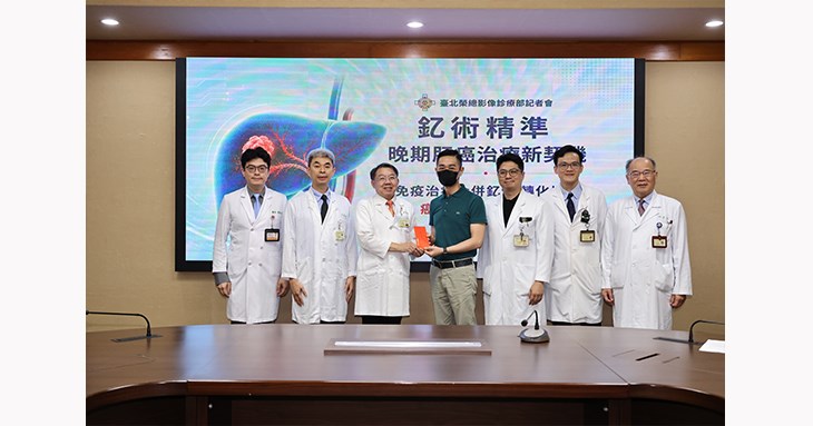 病友董先生(中)與醫療團隊合影。(圖片提供/臺北榮總醫院)