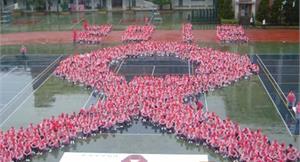 千名學生排紅絲帶　響應愛滋防治