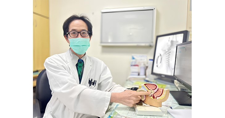 李得安醫師表示,攝護腺位於骨盆腔深處,鄰近膀胱、尿道、直腸及重要神經血管。相較於傳統開腹手術,達文西手術具有傷口較小、出血量較少、術後疼痛較低及恢復較快等優點。(圖片提供/新竹馬偕紀念醫院)