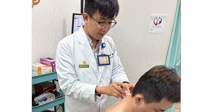 章晉瑋醫師表示,臨床上,三伏貼常見應用於過敏性鼻炎、氣喘、慢性支氣管炎,以及反覆感冒、久咳不癒等族群。(圖片提供/宏怡中醫診所)