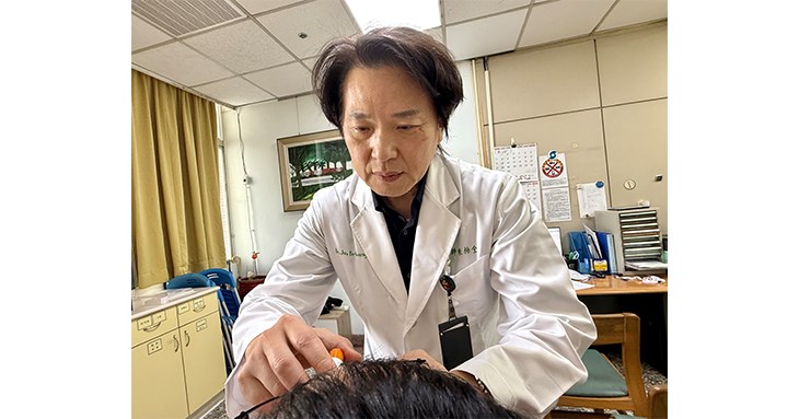 中山附醫身心科朱柏全主任之醫療團隊結合藥物治療與心理支持,協助憂鬱症患者改善症狀並重建生活功能。(圖片提供/中山附醫)