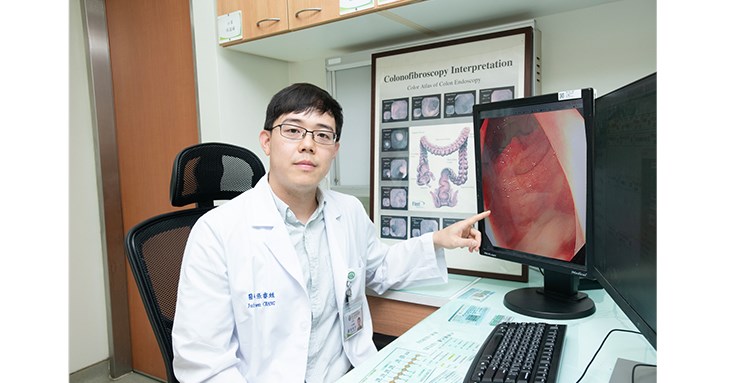 彰基醫學中心大腸直腸外科張睿甡醫師說明直腸癌治療與機器手臂手術優勢。(圖片提供/彰化基督教醫院)