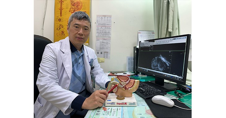 林德祺主任表示,「銩雷射攝護腺刨除術」此技術如同「剝橘子」般,沿攝護腺外膜精準切除增生組織,不僅清除徹底,且具備優異止血效果,大幅降低出血風險。(圖片提供/衛生福利部豐原醫院)