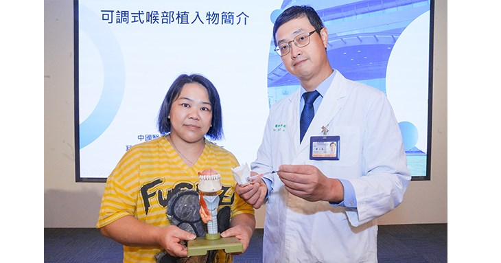 48歲蔣小姐(左)因甲狀腺手術後右側聲帶麻痺,歷經兩度治療仍未改善,於中醫大附醫接受修正性甲狀軟骨成形術後,重拾自然嗓音。 (圖片提供/中醫大附醫)