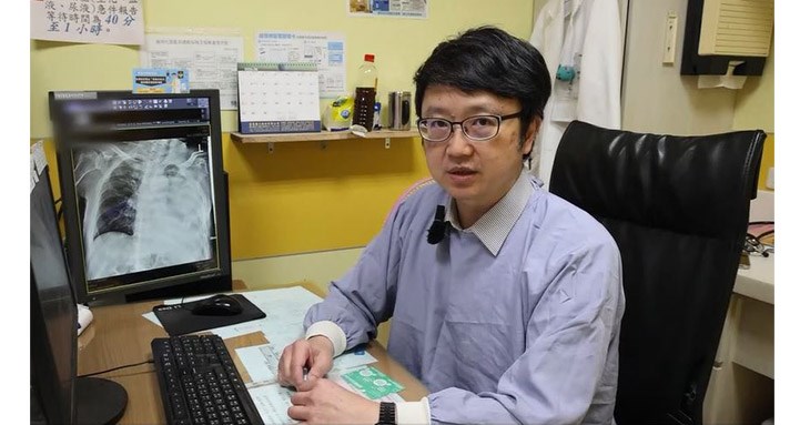 員榮醫院胸腔科主任林鴻慶醫師手指處即為俗稱「豬尾巴」的引流管。(圖片提供/員榮醫院)
