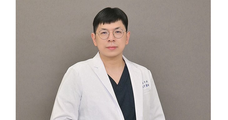 賴柏宇醫師表示,AI步態分析可比較放液測試前後的步態變化,協助評估分流手術效益,未來更可望延伸至居家監測,讓水腦症照護融入日常。(圖片提供/亞東醫院)